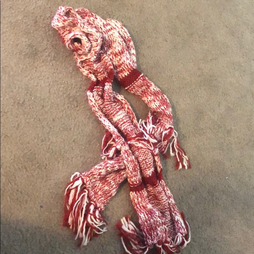 NWT red and white knitted scarf